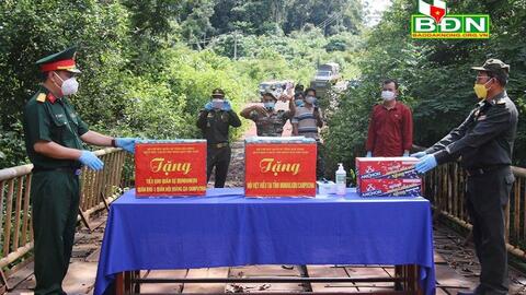 Tặng quà lực lượng vũ trang và Việt kiều tại tỉnh Mondulkiri